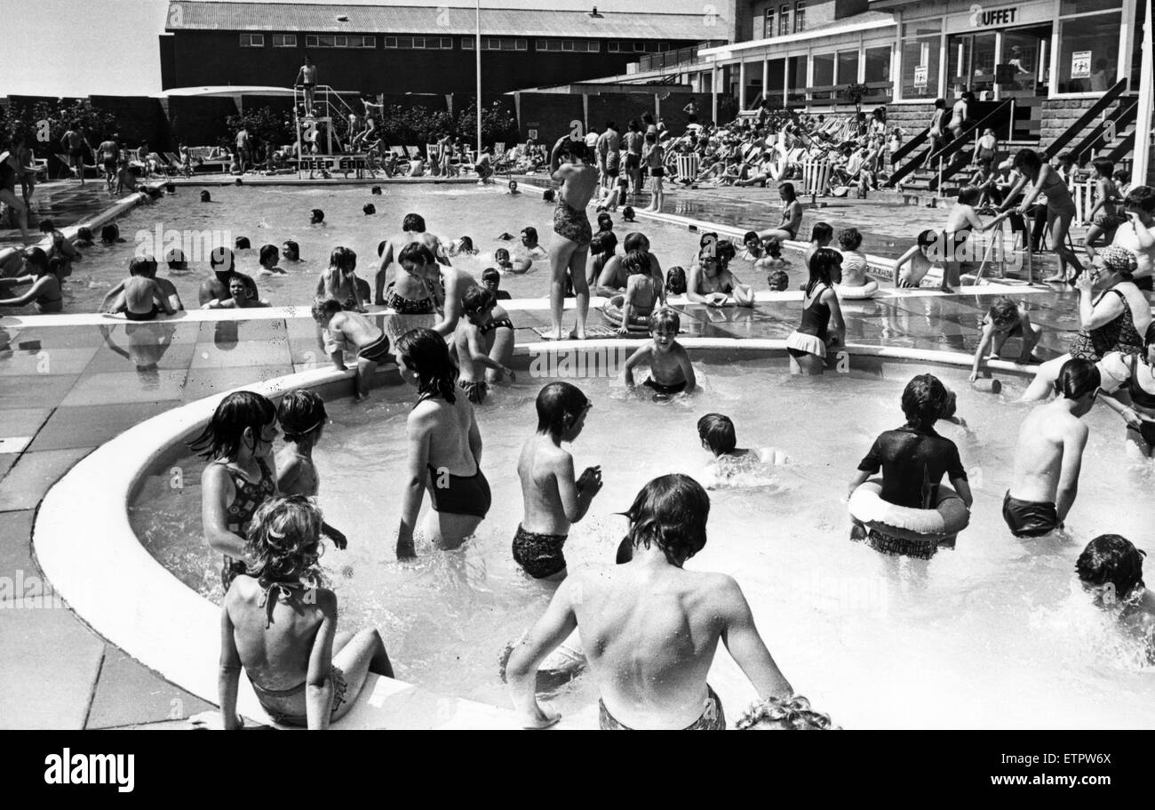 Urlauber genießen die Schwimm- und Planschbecken in Porthcawl, Bridgend, Trecco Bay, South Wales, 28. Juli 1979. Stockfoto
