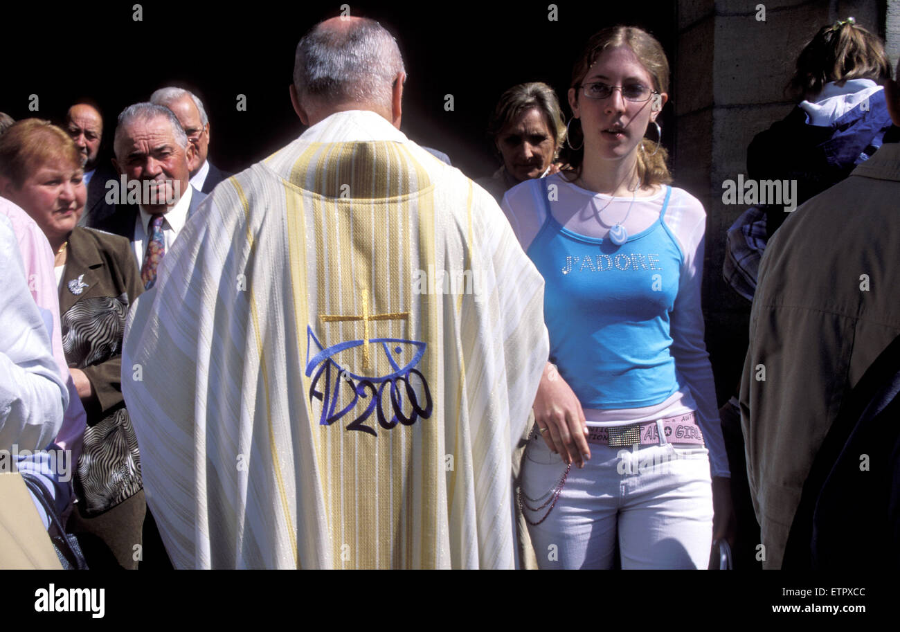 BEL, Belgien, Eastbelgium, Malmedy, Priester und Teenager vor der Kathedrale < Aufdruck auf dem T-shirt des Mädchens: j ' adore m Stockfoto