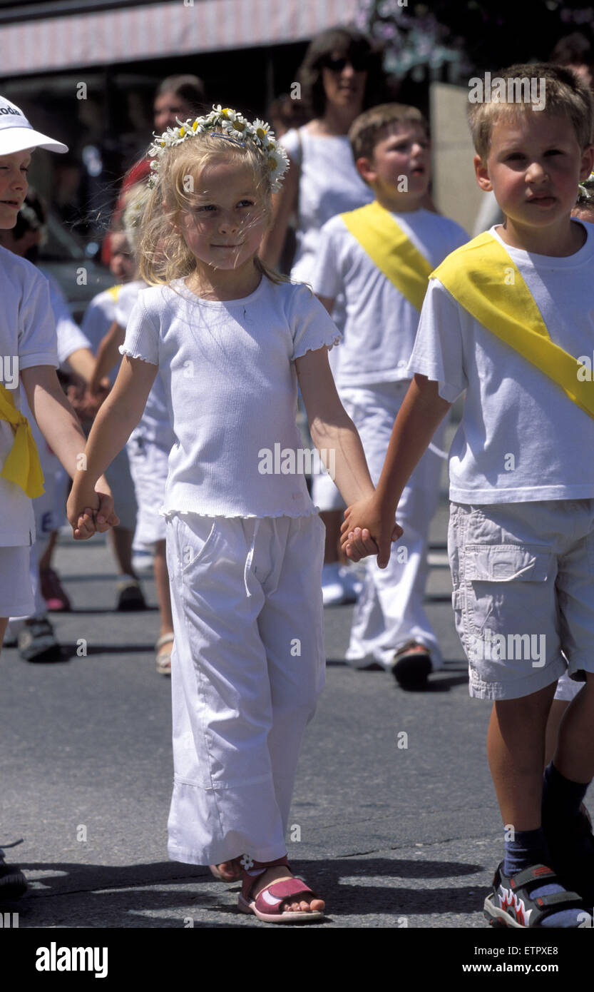 BEL, Belgien, Eastbelgium, Malmedy, Festzug von Mädchen und jungen am 24. Juni Rondes De La Saint-Jean.  BEL, Belgien, Ostbe Stockfoto