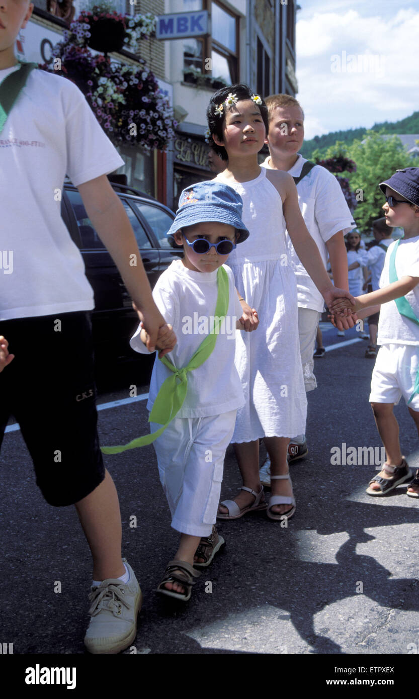 BEL, Belgien, Eastbelgium, Malmedy, Festzug von Mädchen und jungen am 24. Juni Rondes De La Saint-Jean.  BEL, Belgien, Ostbe Stockfoto