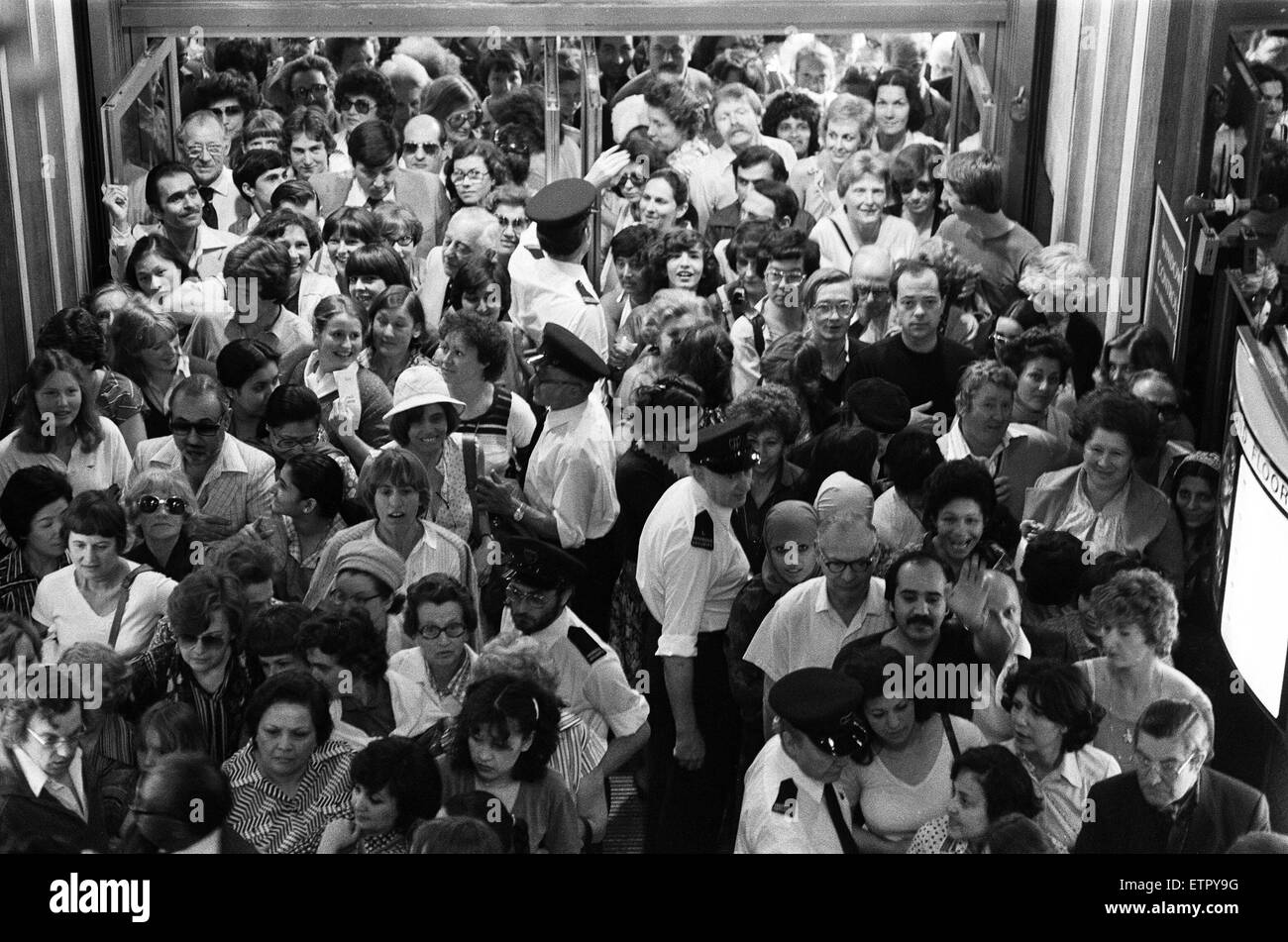 Massen warten am Eingang zum Harrods während des Verkaufs. 15. Juli 1979. Stockfoto
