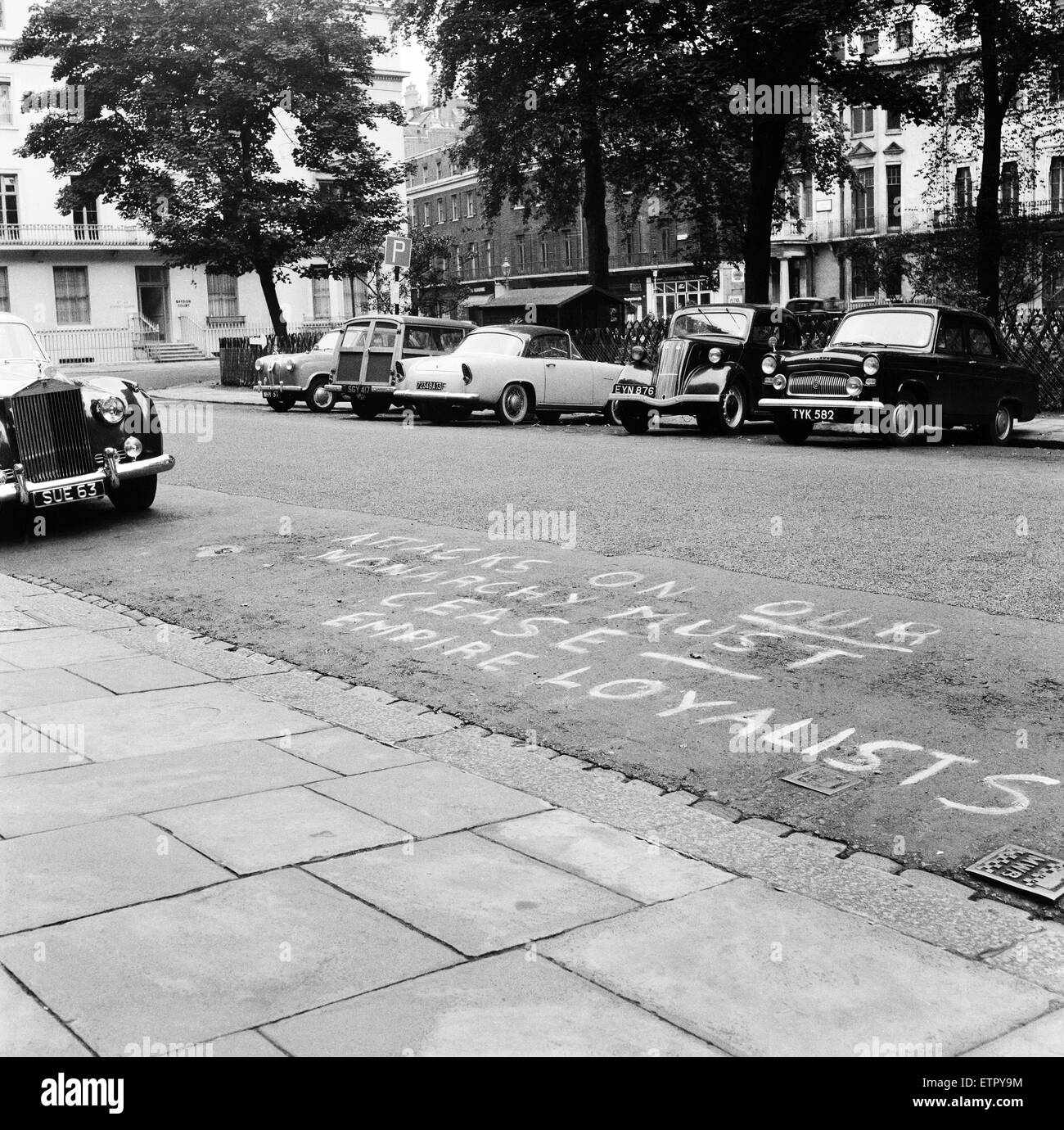 Empire Loyalists malen Slogans auf Häuser der Königin Kritiker. 18. August 1957. Stockfoto