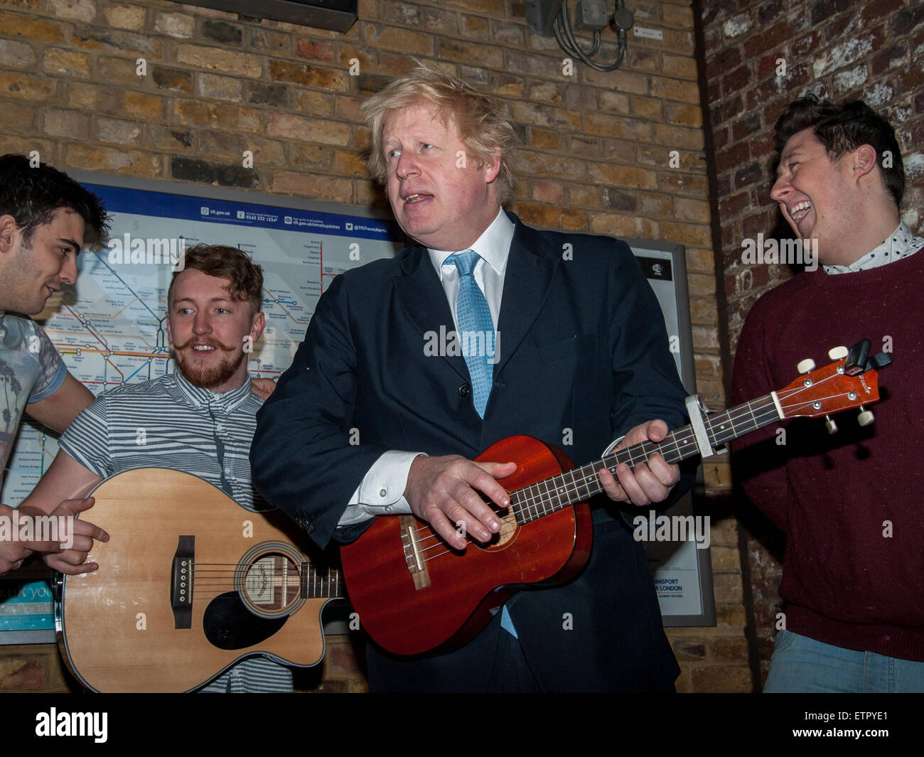 Bürgermeister von London Boris Johnson stellt Buskers, The Tailor Made "Busk in London" starten und Gigs Straßenmusik Wettbewerb in London Bridge Station Featuring: Boris Johnson wo: London, Vereinigtes Königreich bei: Kredit-23. März 2015: Peter Maclaine/WENN.com Stockfoto