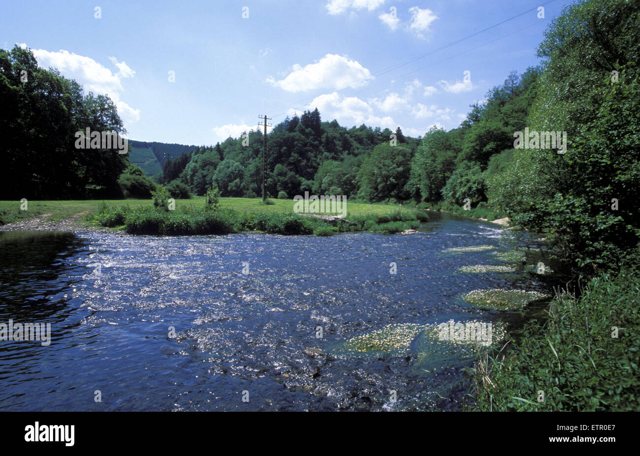 BEL, Belgien, Eastbelgium am Fluss unseres Tales in der Nähe von Dorf Ouren, im Hintergrund das Gestein Rittersprung.  BEL, Bel Stockfoto