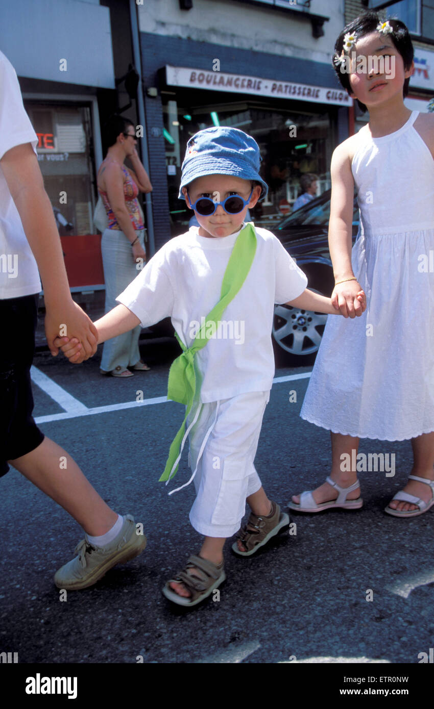 BEL, Belgien, Eastbelgium, Malmedy, Festzug von Mädchen und jungen am 24. Juni Rondes De La Saint-Jean.  BEL, Belgien, Ostbe Stockfoto