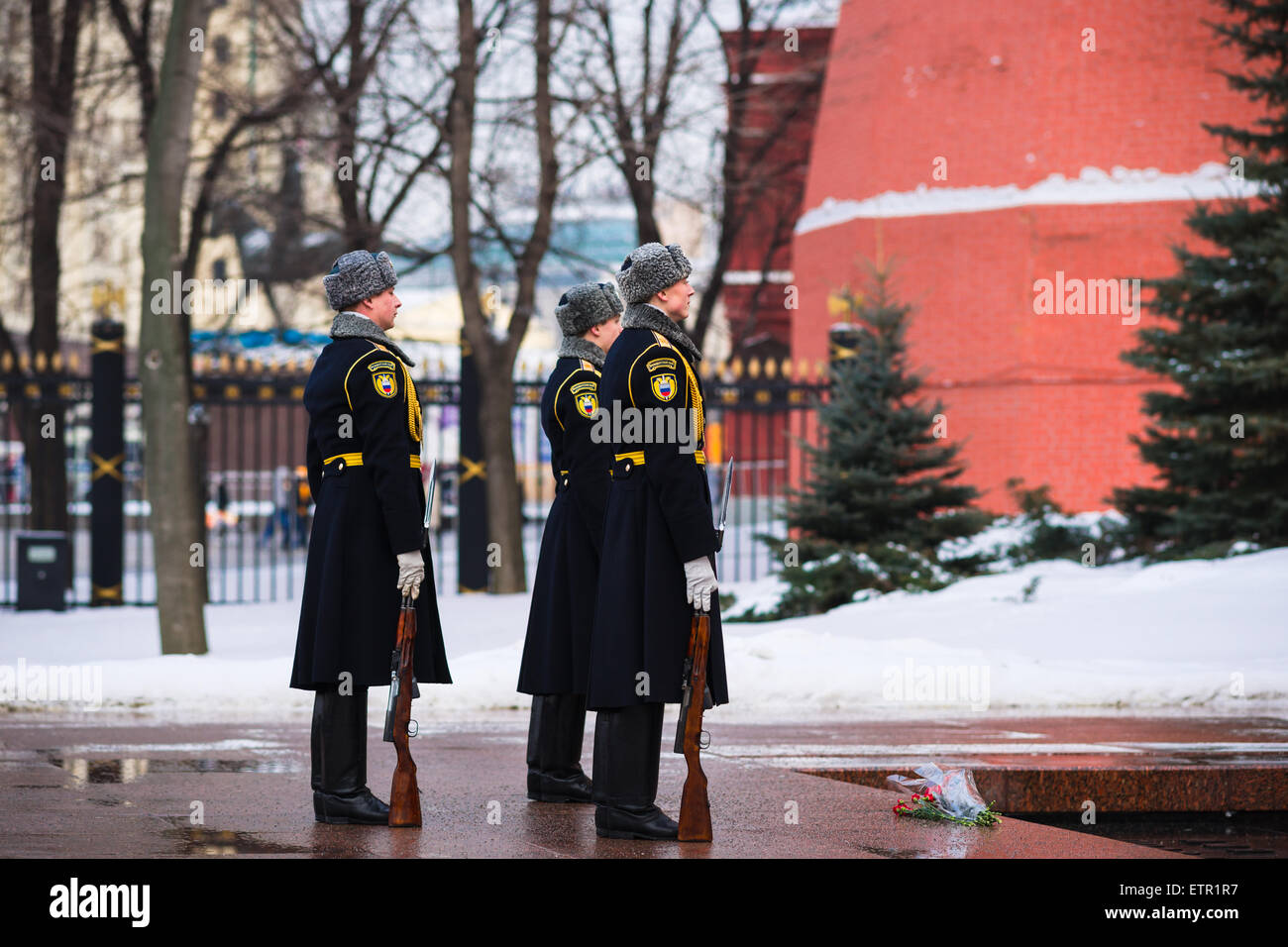 Die Zeremonie der Änderung der Wächter der Ehre durch das Grab des unbekannten Soldaten und das ewige Licht im Winter Stockfoto