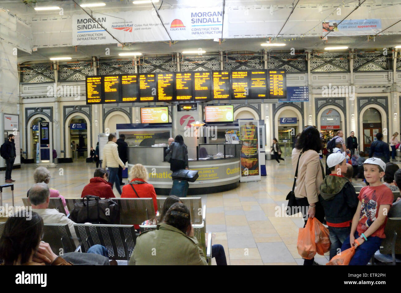 Die Abfahrtstafeln in Paddington Bahnhof in London Stockfoto