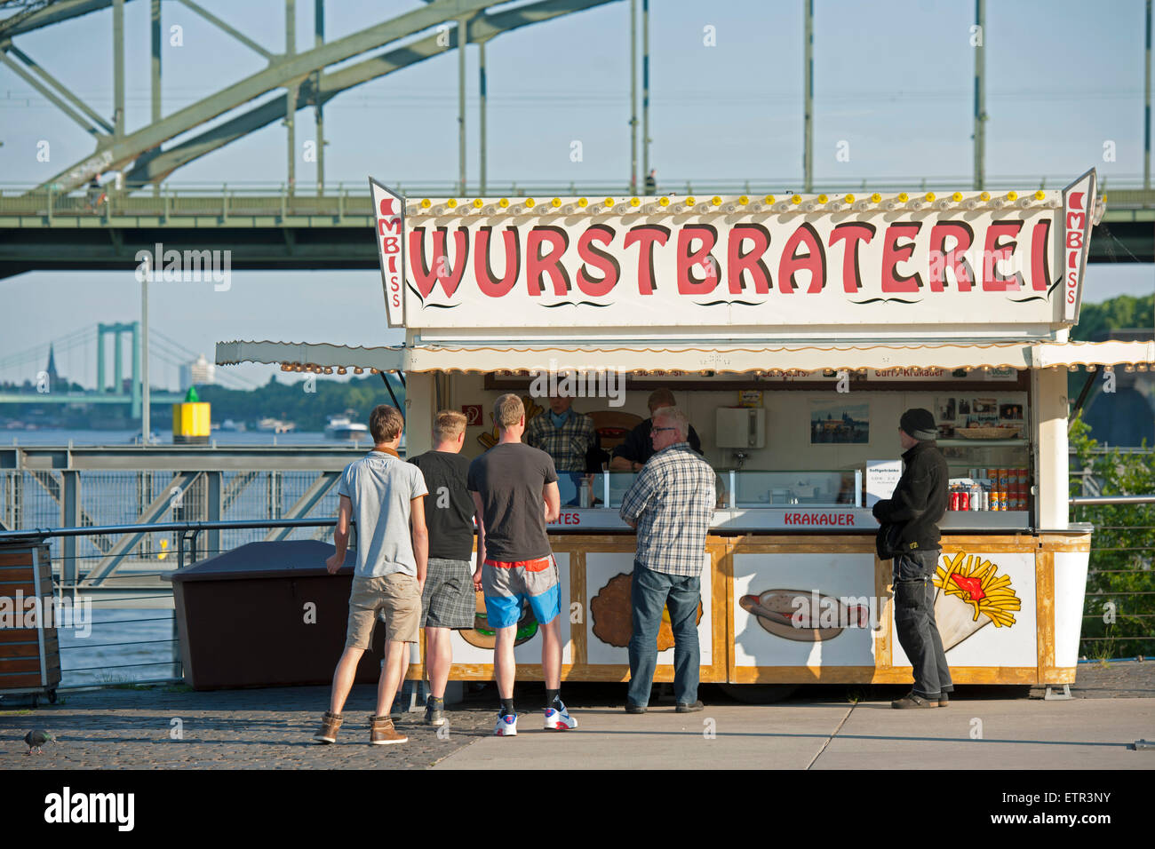Köln, Neustadt Süd, Rheinauhafen, berühmte "Wurstbraterei" Snack boath Stockfoto