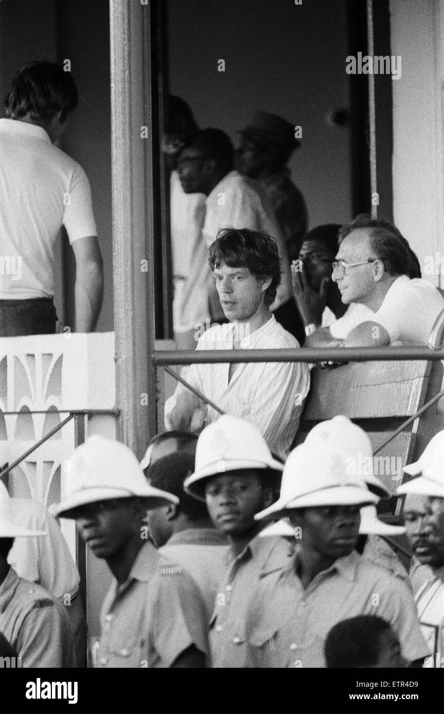 Mick Jagger, beobachten Cricket-Match vom Pavillon, Kensington Oval, Bridgetown, Barbados, 20. März 1981. Stockfoto
