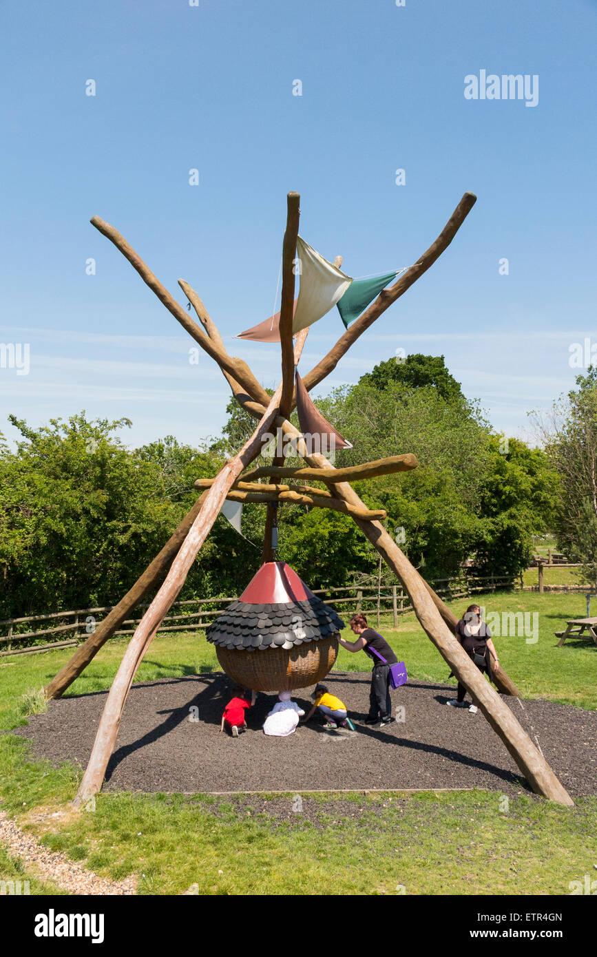 Kinder s Schaukel Korb / schwingt Körbe / Ausrüstung / Aktivitäten @  Hobbledown urban Farm / Themenpark / Kinder Bauernhof Epsom UK  Stockfotografie - Alamy