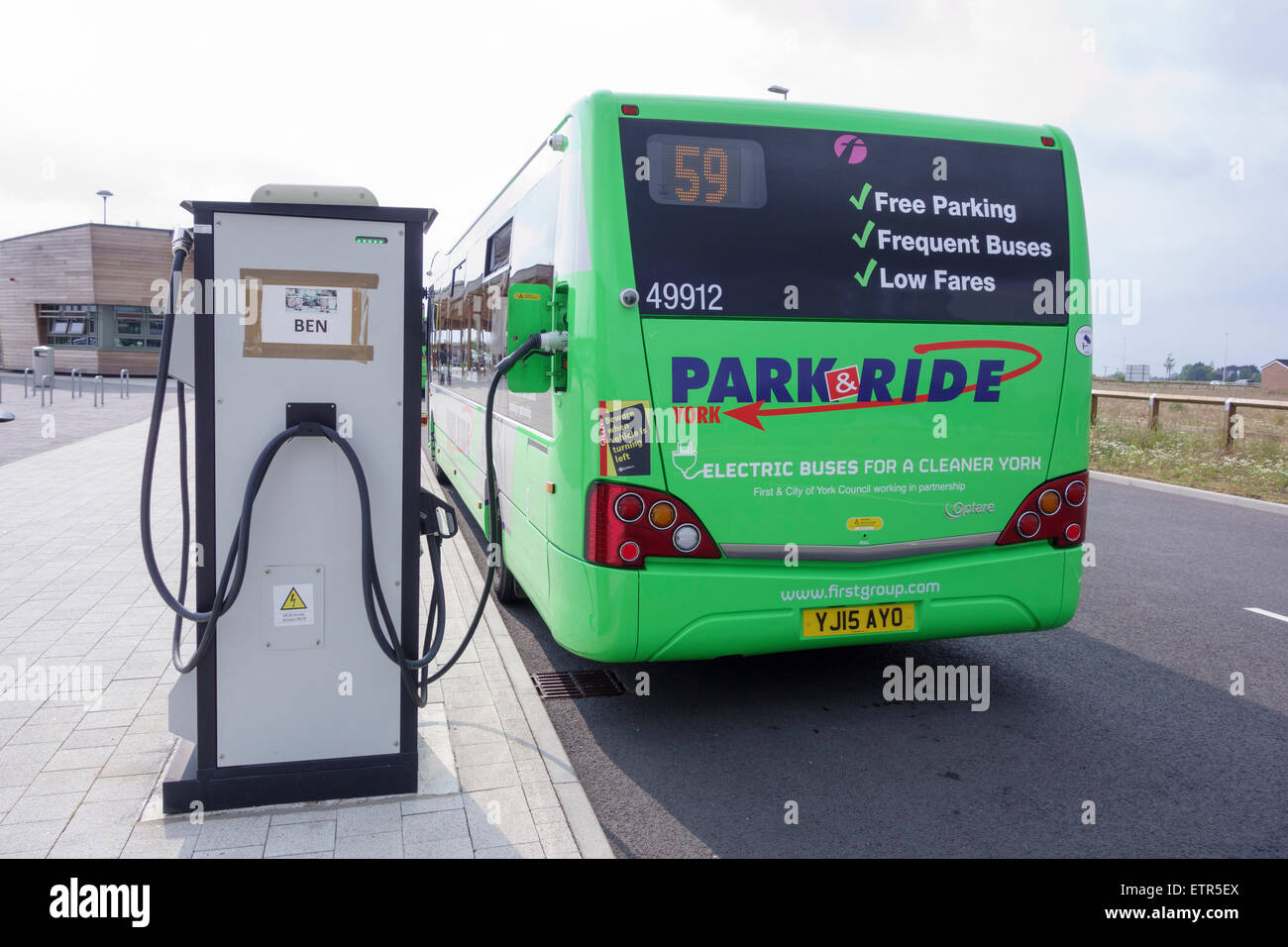 Elektrobus Ladestation bei Poppleton Bar Park &amp; Ride, York, England, UK Stockfoto