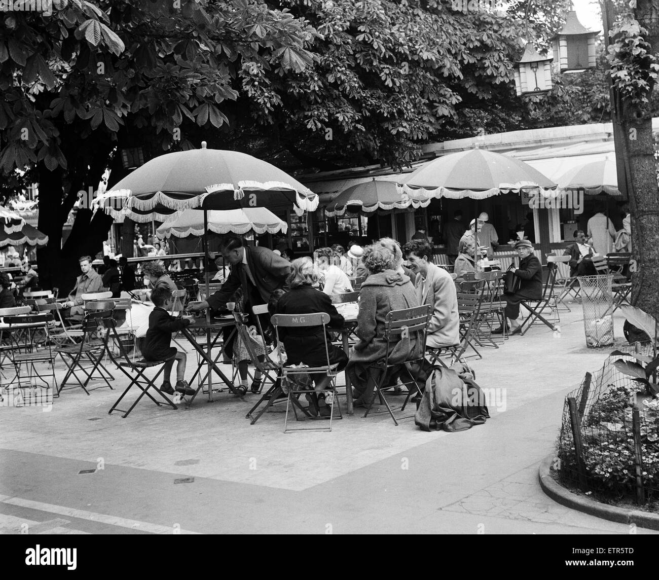 Menschen, die genießen Erfrischungen in einem Straßencafé, Southport, Merseyside. 5. August 1959. Stockfoto