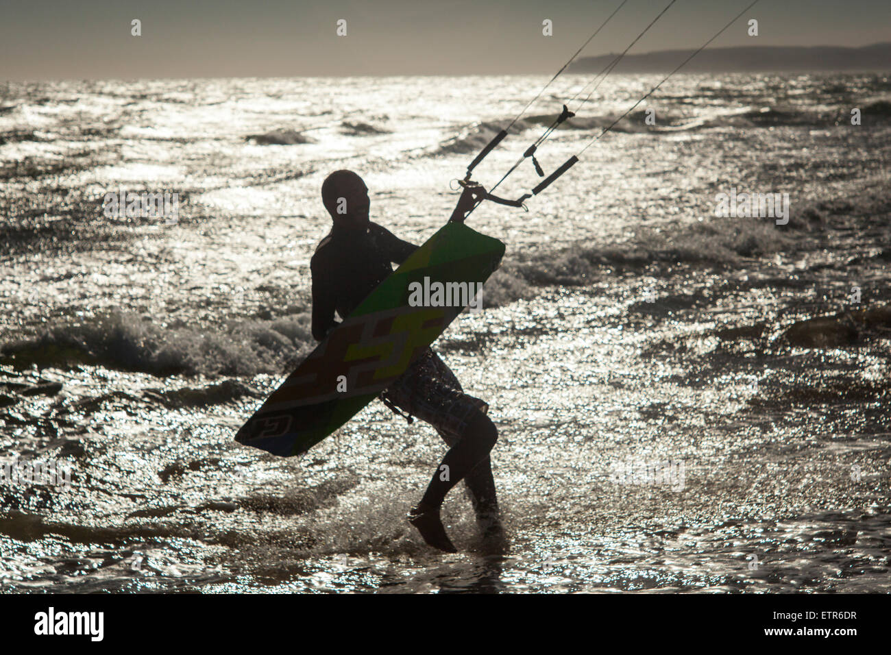 Kitesurfer kommen aus Wasser holding Board, Mittelmeer, Wasser, Costa Brava, Girona, Spanien, Europa, Wellen Berg, Stockfoto