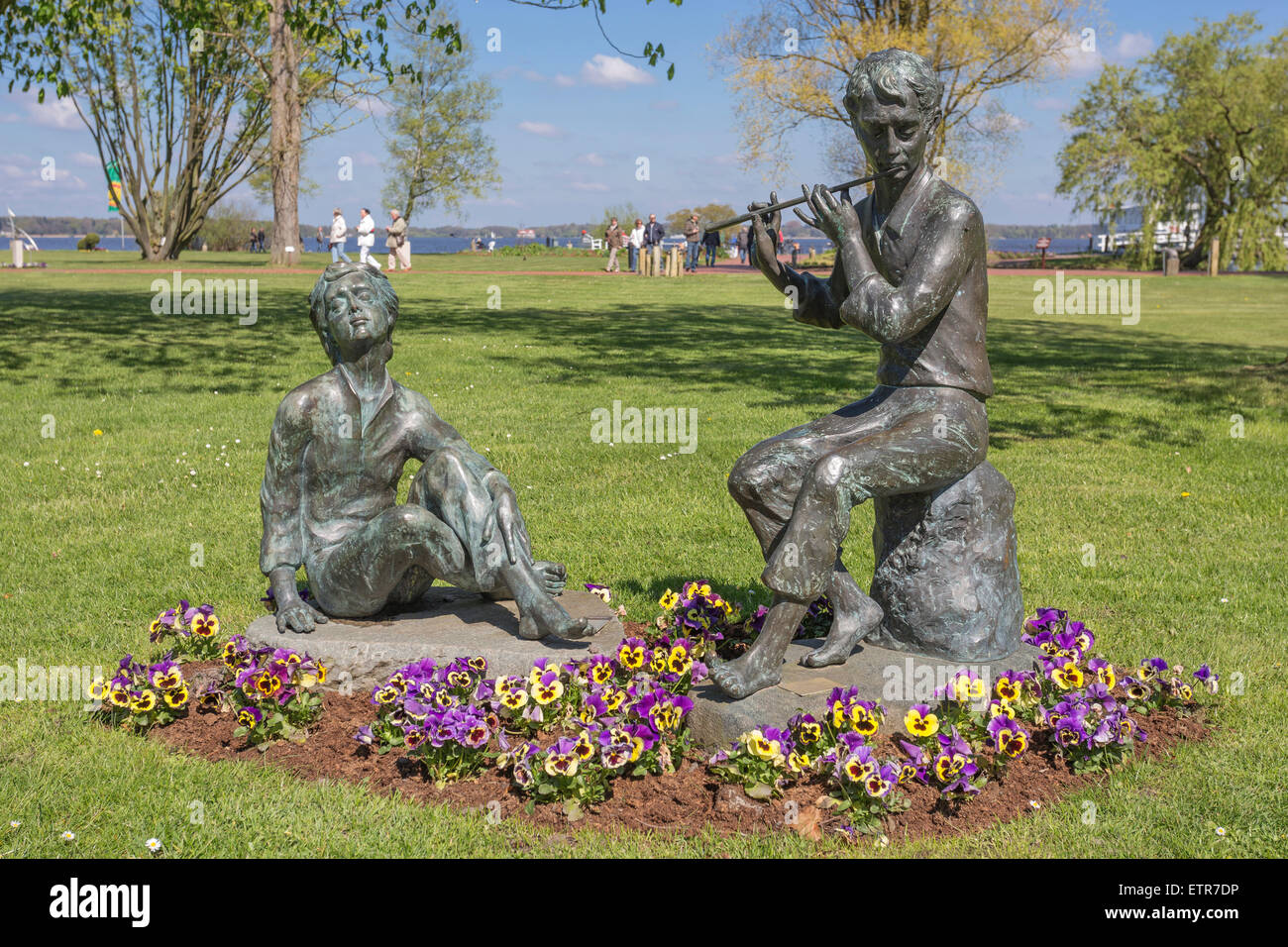 Der Flötenspieler Und der Lauscher "(der Flötist und die Lauscher) Skulptur von Helmut Bourger in den Kurpark Stockfoto
