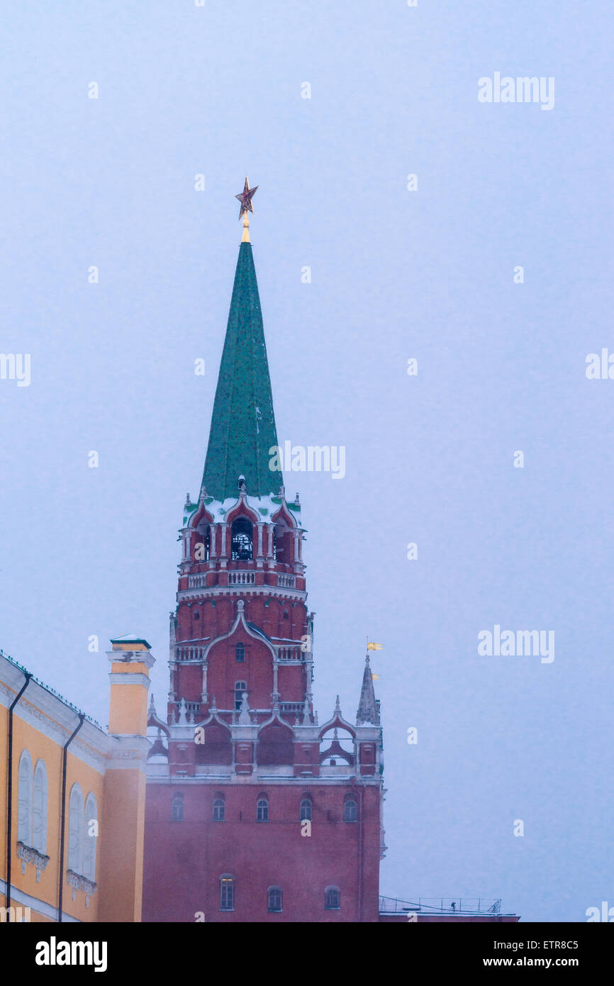 Troitskaya (Dreifaltigkeit) Turm des Moskauer Kremls im Schneesturm Stockfoto