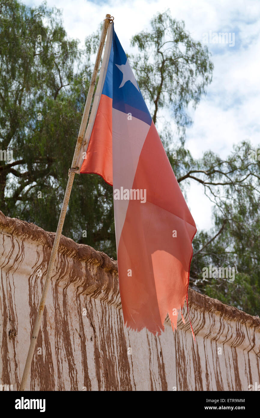 Zerrissene chilenische Flagge an Lehm Wand, Nordchile Stockfoto