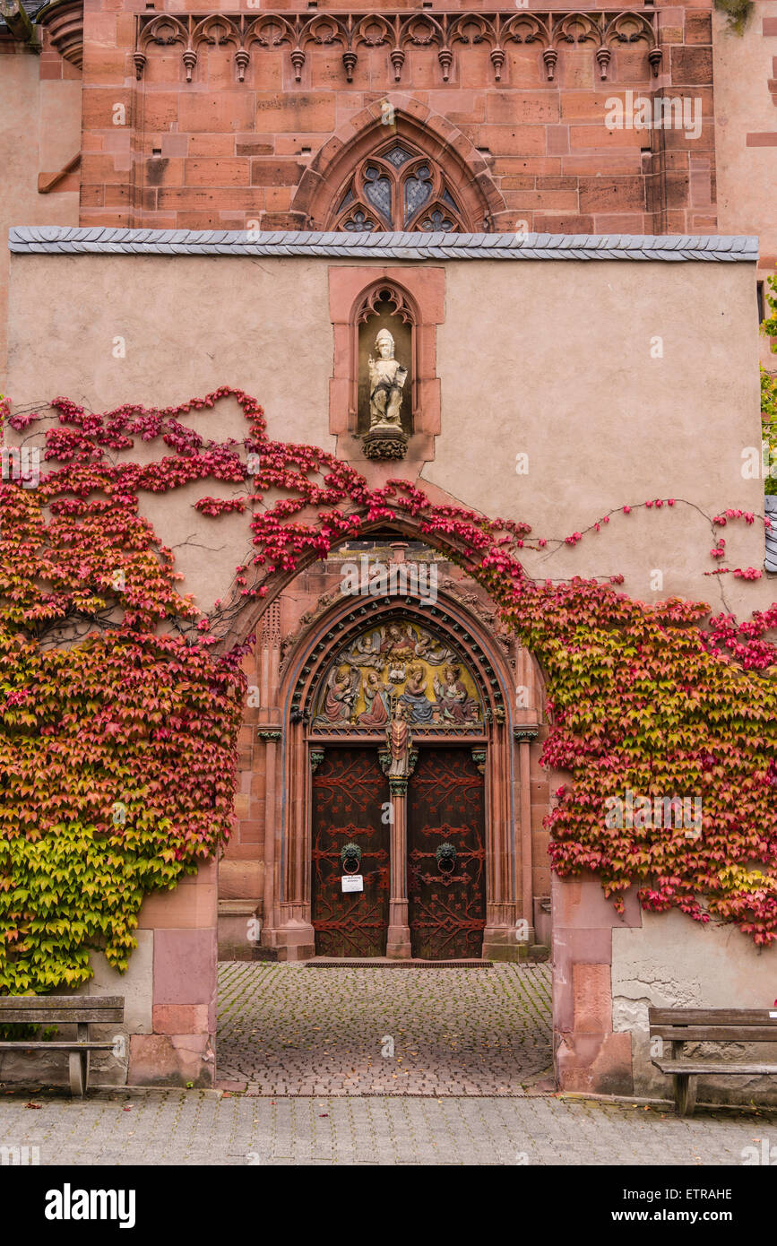 Deutschland, Hessen, Rheingau-Region, Kiedrich, Pfarrkirche St. Valentinus, Haupteingang Stockfoto