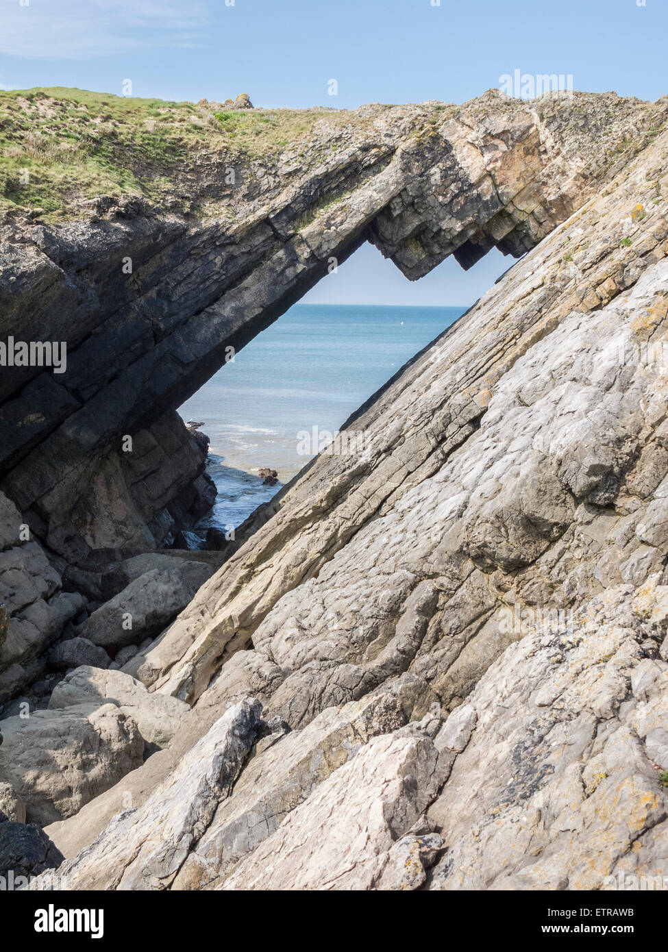 Blick auf und über die Teufelsbrücke am Wurmkopf auf der Gower-Halbinsel, Wales Stockfoto