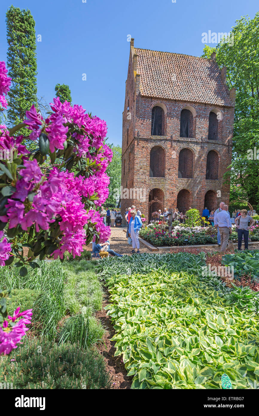 Glockenturm, die Kirche St. Peter, Rhododendron-Ausstellung "RHODO 2014" in  Westerstede, Ammerland, Niedersachsen, Deutschland Stockfotografie - Alamy