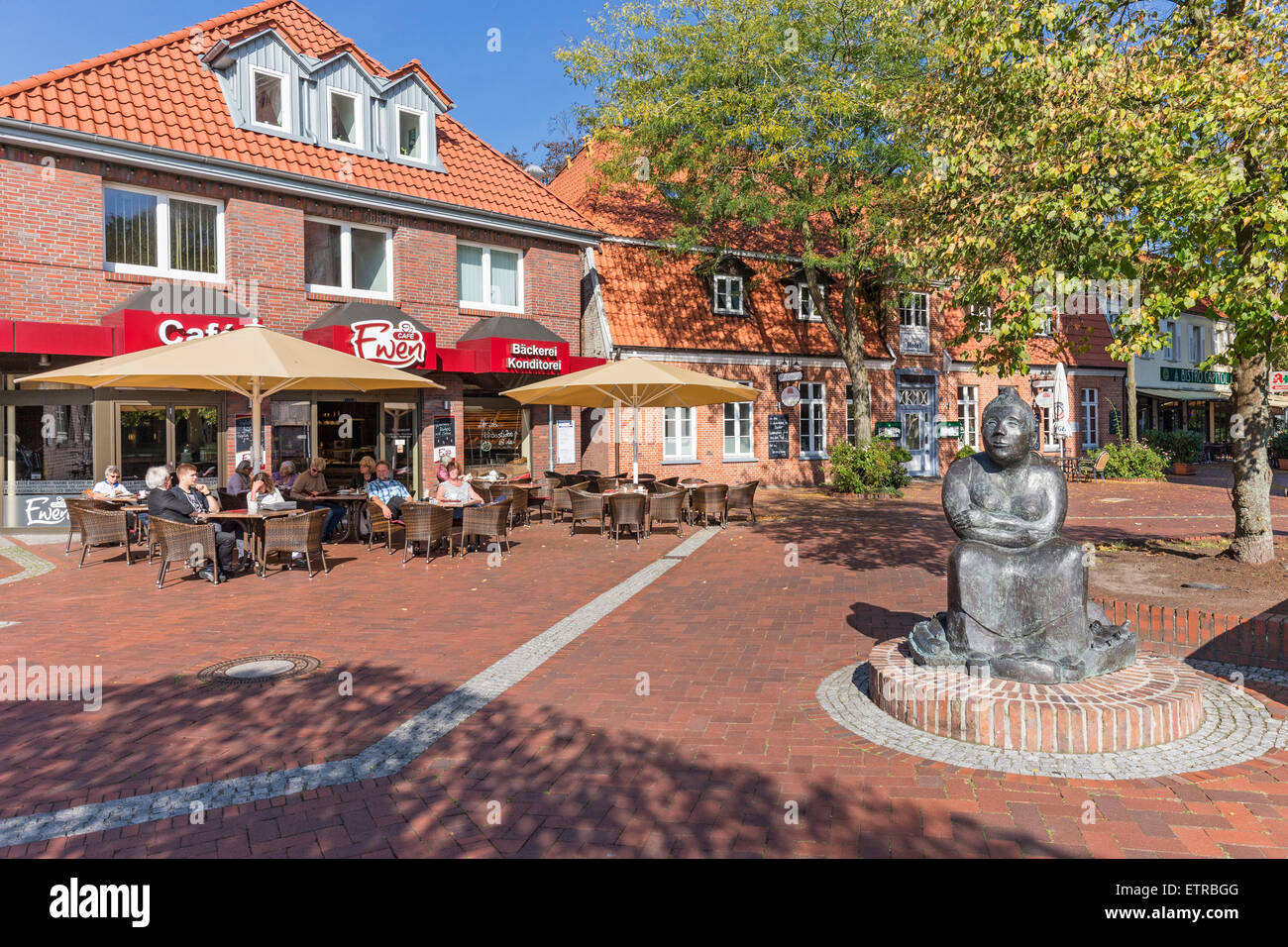 Bronzeskulptur, Marktfrau "Oma Apen" von der Künstlerin Alice Peters