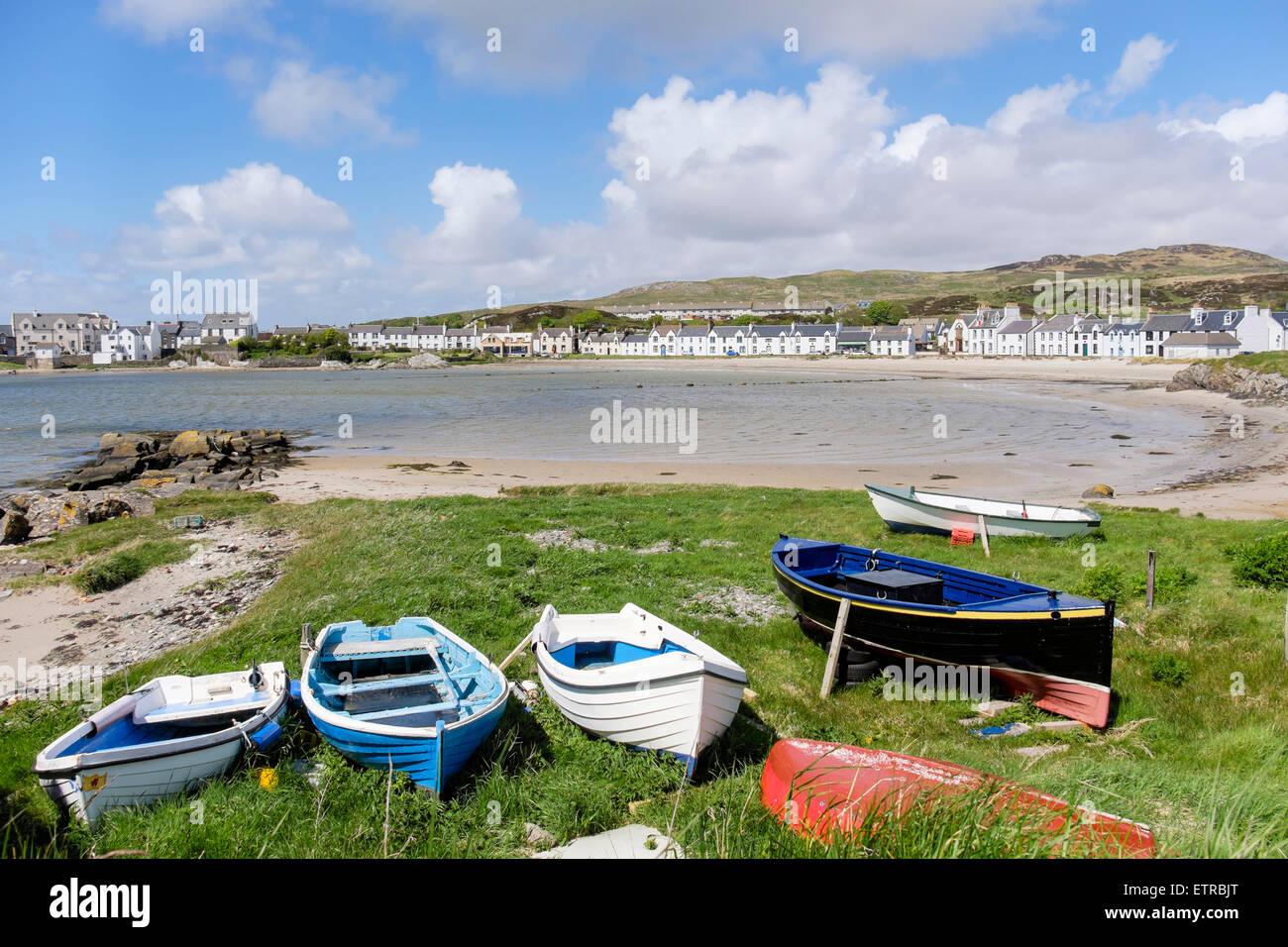 Boote vom Hafen mit Blick auf Häuser mit Blick auf Leodamais Bay in Islay Dorf von Port Ellen Isle of Islay Inneren Hebriden Western Isles Scotland UK Stockfoto