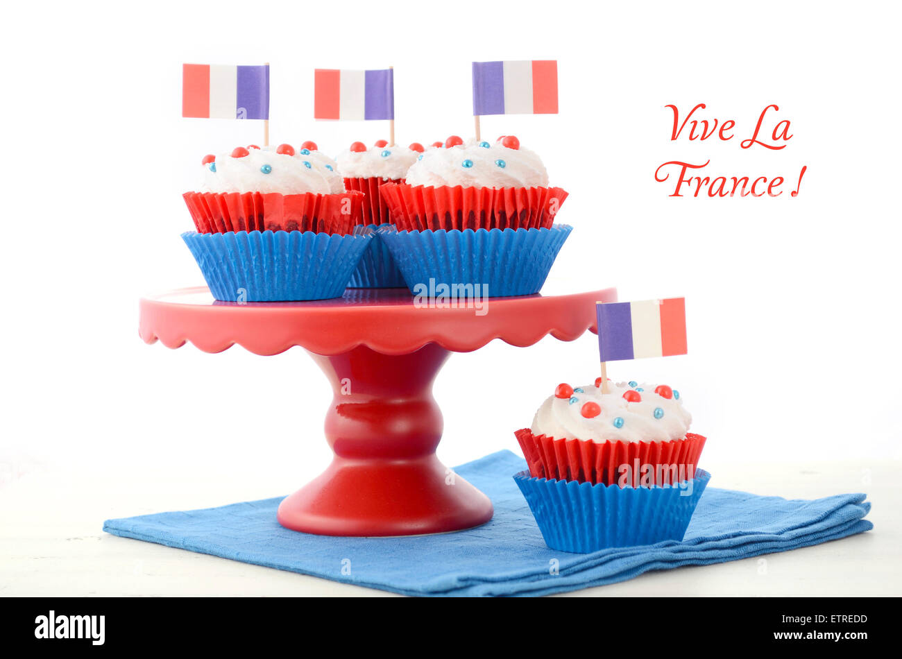 Rot, weiß und blau Thema Cupcakes auf weißer Holztisch zum Tag der Bastille oder Französisch Party feiern. Stockfoto