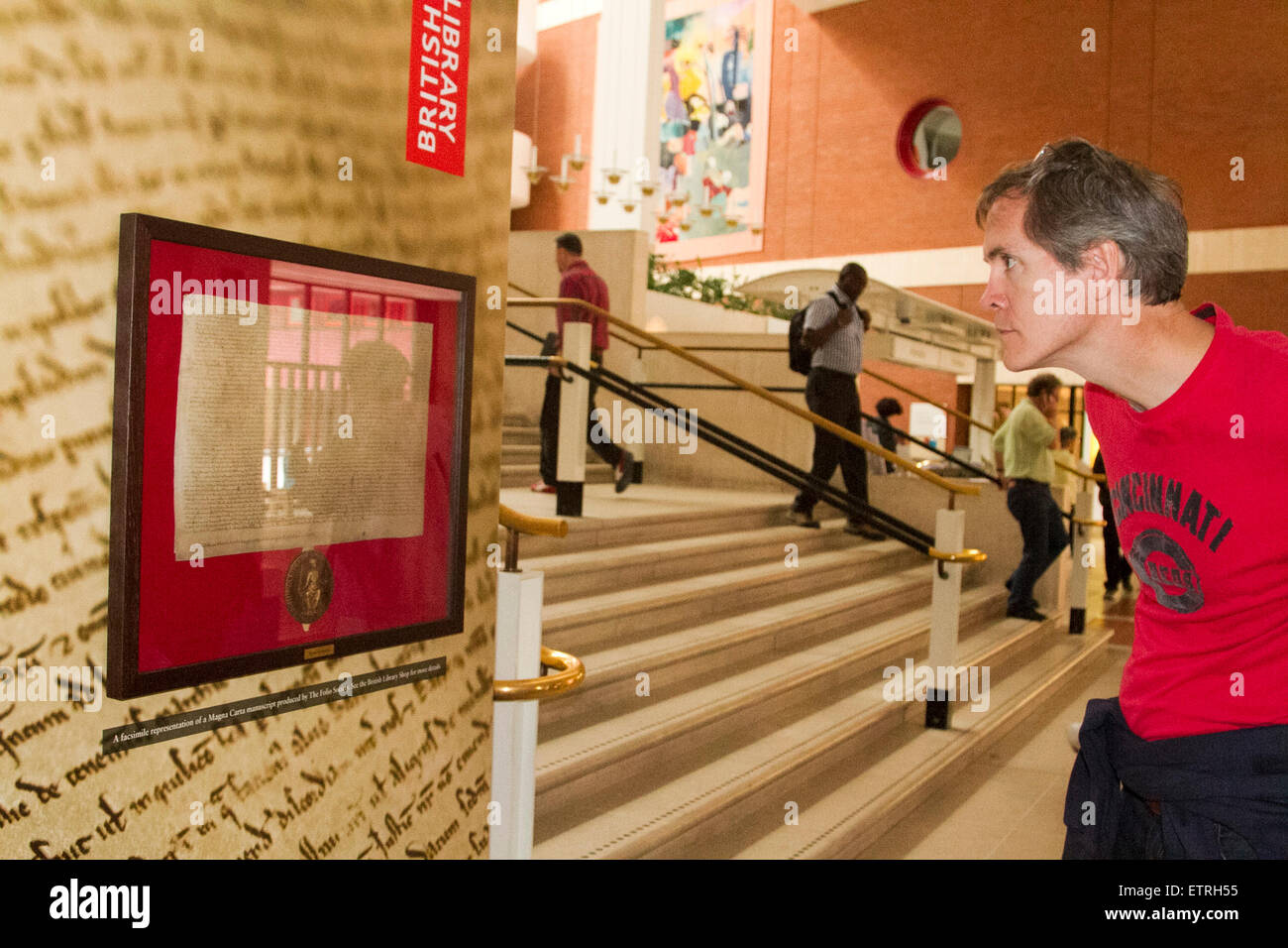 London, UK. 15. Juni 2015. Besucher sehen eine Ausstellung in der British Library am 800 Jahrestag der Unterzeichnung der Magna Carta in Runnymede Credit: Amer Ghazzal/Alamy Live-Nachrichten Stockfoto