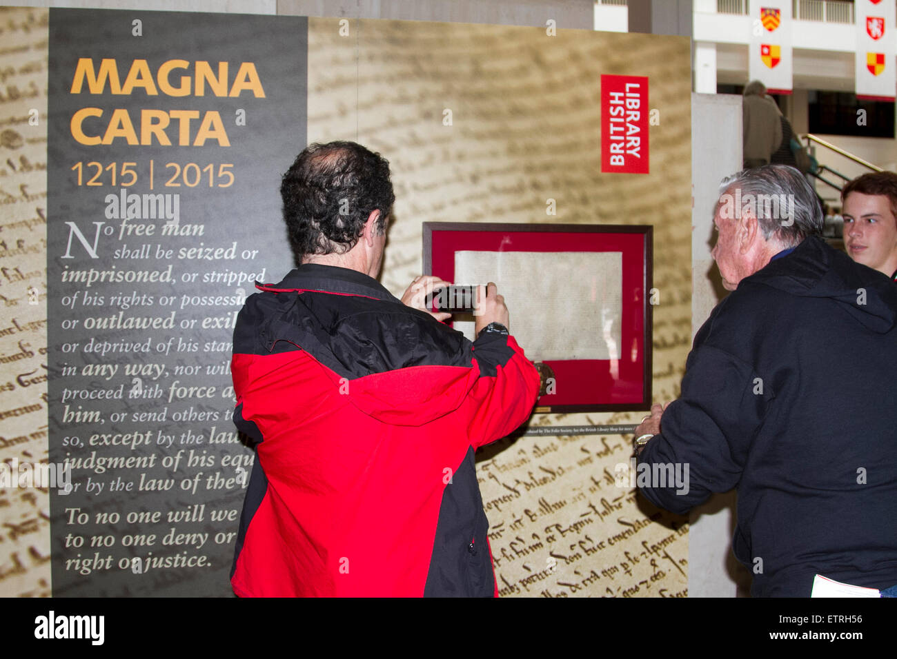 London, UK. 15. Juni 2015. Besucher sehen eine Ausstellung in der British Library am 800 Jahrestag der Unterzeichnung der Magna Carta in Runnymede Credit: Amer Ghazzal/Alamy Live-Nachrichten Stockfoto