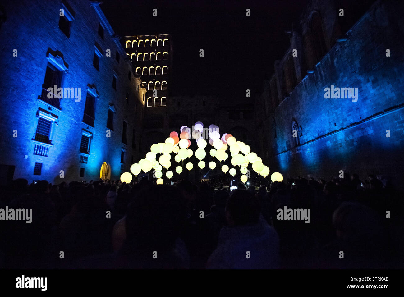 Leute zu beobachten, farbige Licht-Installation, quadratisch, Festival LLUM BCN, Barcelona, Katalonien, urbane Kunst, Stockfoto