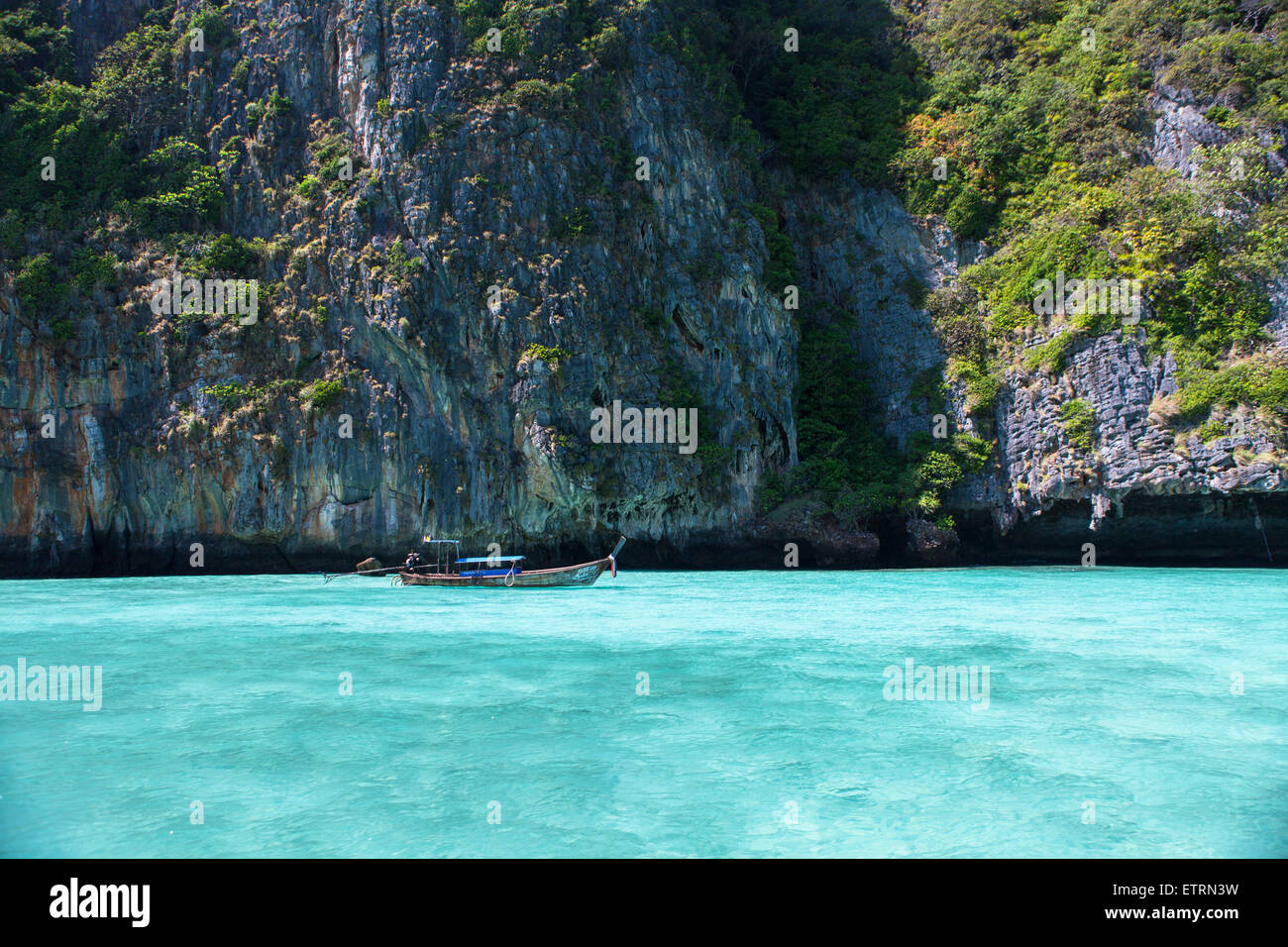 Longtail-Boot schwimmend auf Koh Phi Phi Leh, Maya Bay ("The Beach") Stockfoto