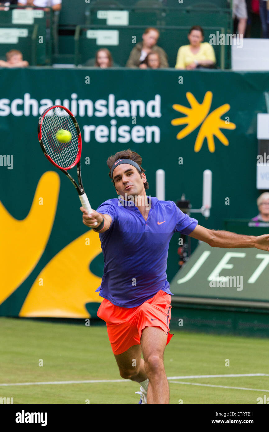 Roger Federer (SUI) spielt einen Schuss in der ersten Runde der Gerry Weber Open. Federer gewann 7-6, 3-6, 7-6. Stockfoto