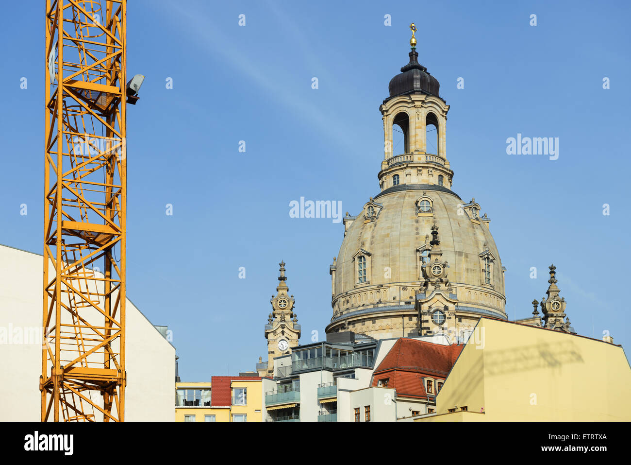 Alt und modern. Blick vom Landhaus Straße in Richtung Frauenkirche Kuppel über den Dächern der neu rekonstruierten Gebäuden des III. Quartals bei Stockfoto