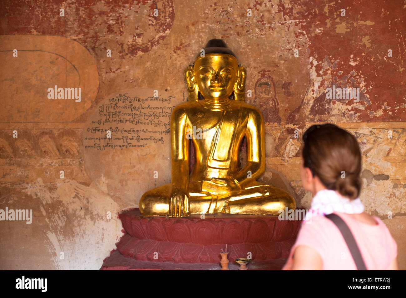Europäische Touristen auf der Suche auf goldene Buddha-Statue in Bagan, Myanmar Stockfoto