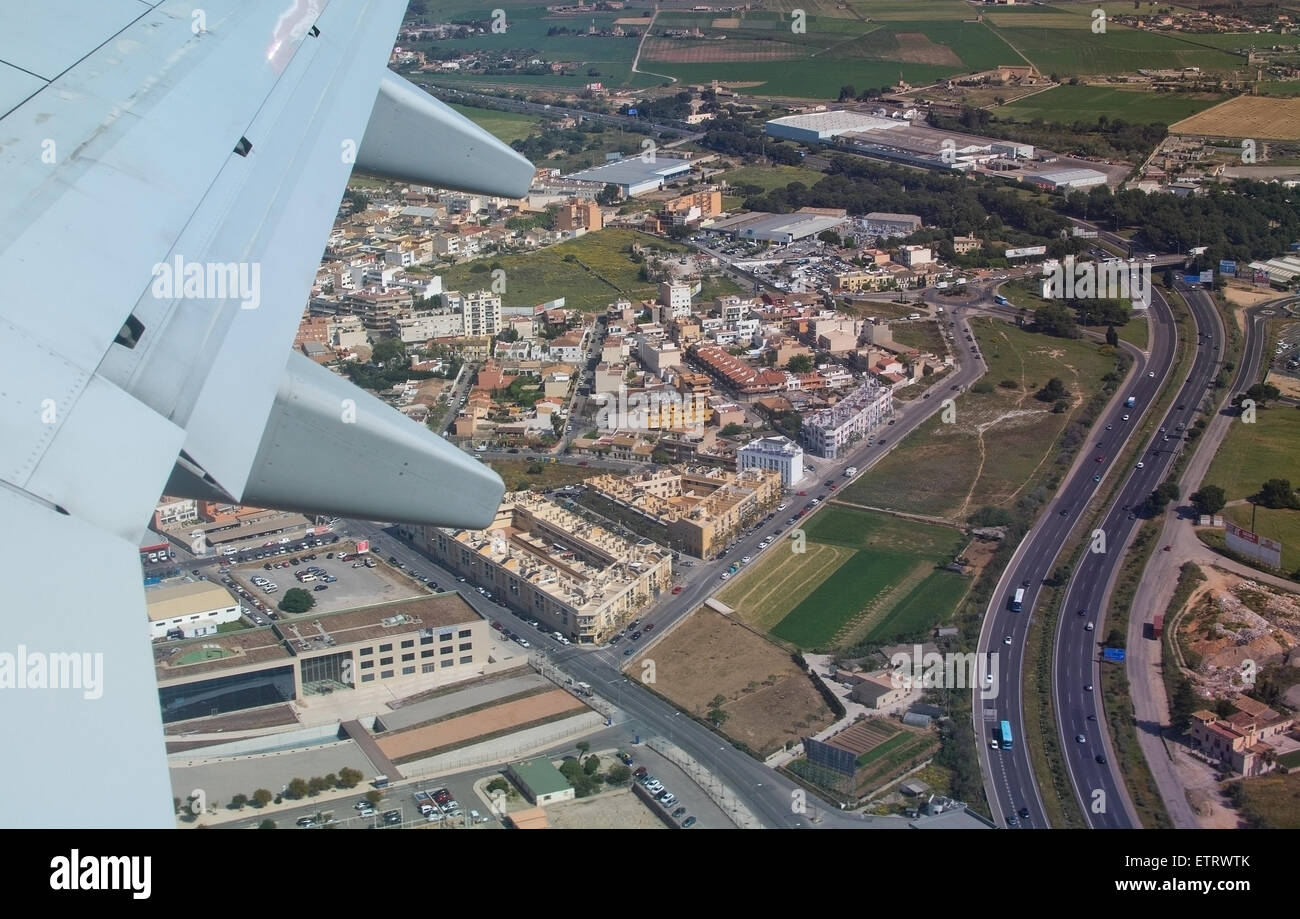 Flugzeugflügel und Luftbild mit Straßennetz östlich von Palma als das Flugzeug fährt am 24. April 2015 in Palma De Mallorca, Spanien Stockfoto