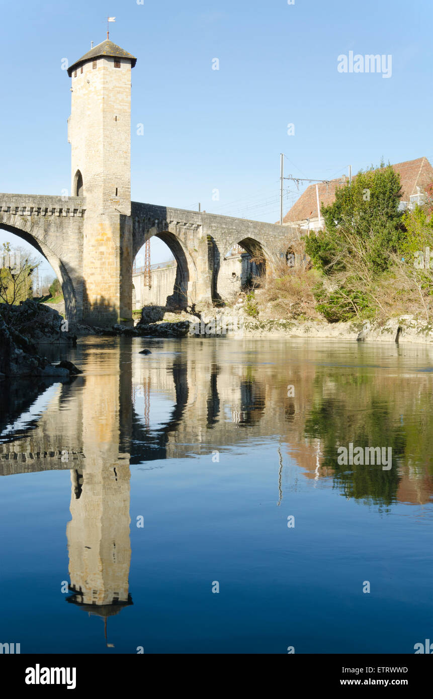 Alte mittelalterliche befestigte Brücke über gab de Pau Fluß in Orthez Reflexion im Wasser, gebaut von Gaston VII de Bearn, XII Stockfoto