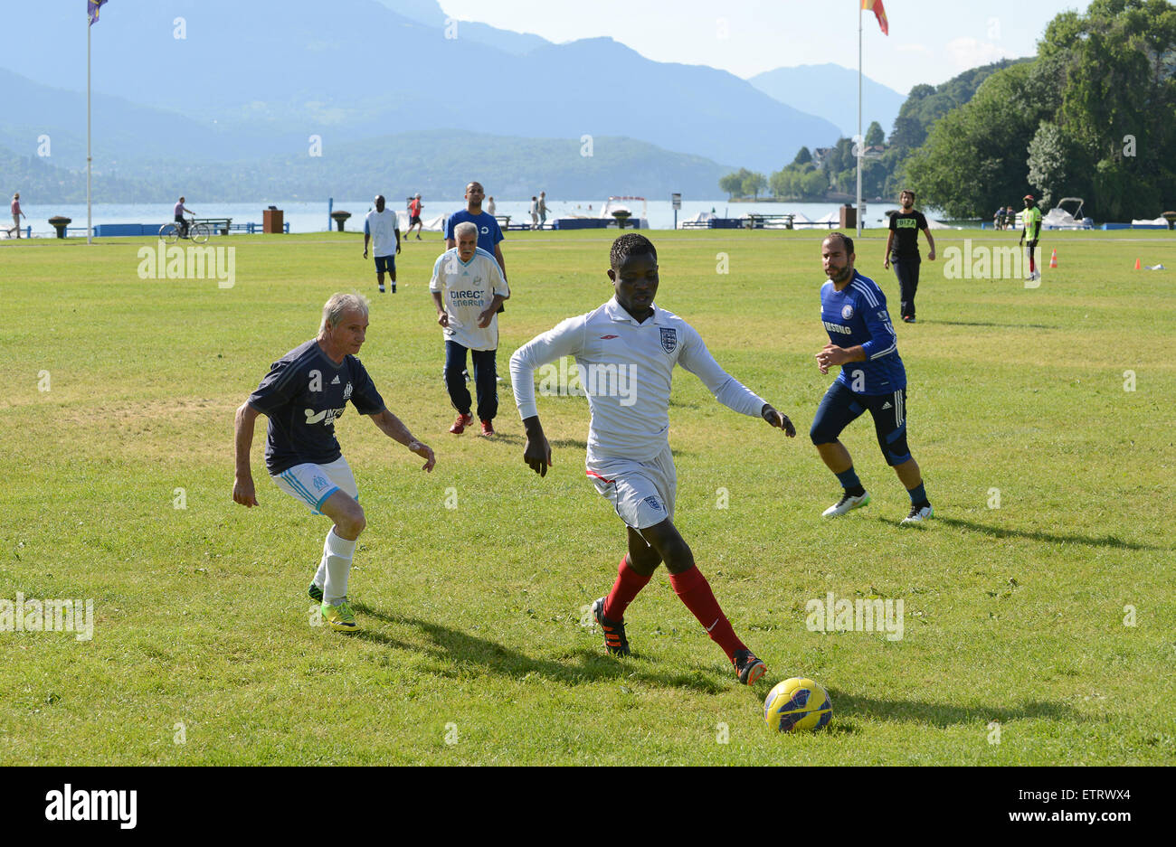 Amateurfußballspieler Männer jeden Alters spielen ein improvisiertes Spiel im öffentlichen Park von Annecy in Frankreich. Männer spielen Fußball im Park Stockfoto