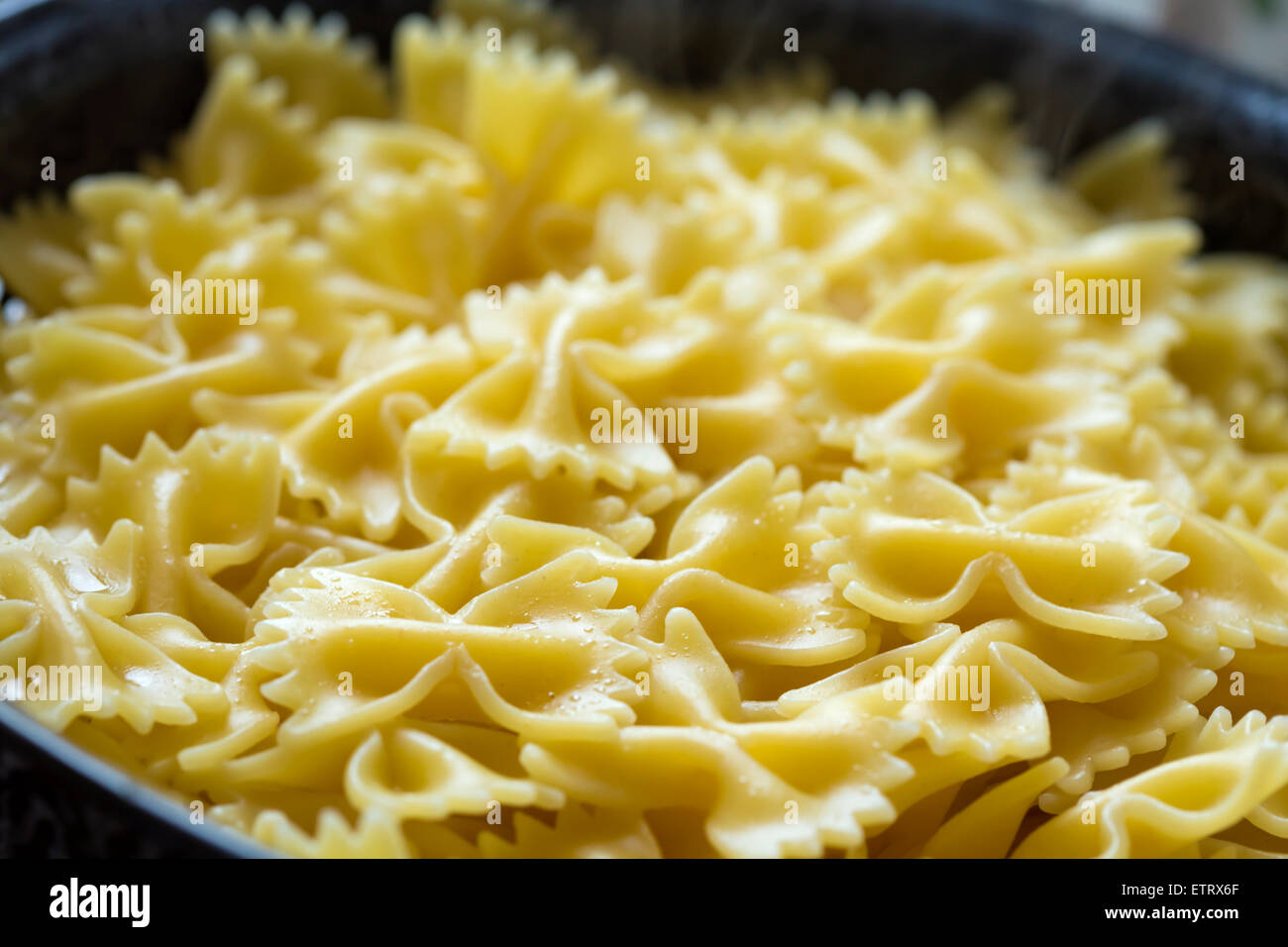 Nahaufnahme von gekochten Farfalle italienische pasta Stockfoto