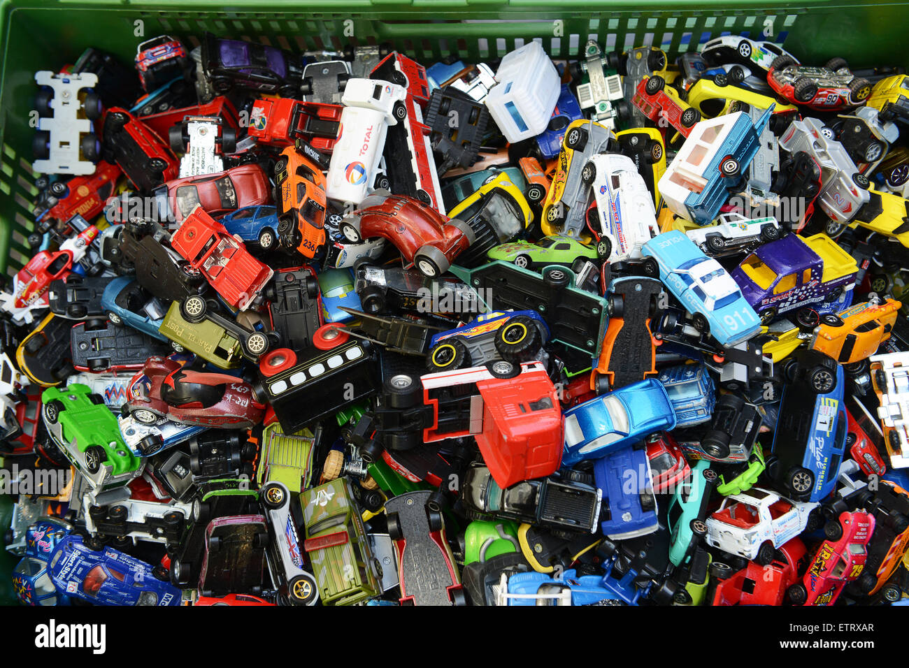 Kinder Spielzeug Spielzeug Modellautos zum Verkauf auf Markt Stockfoto