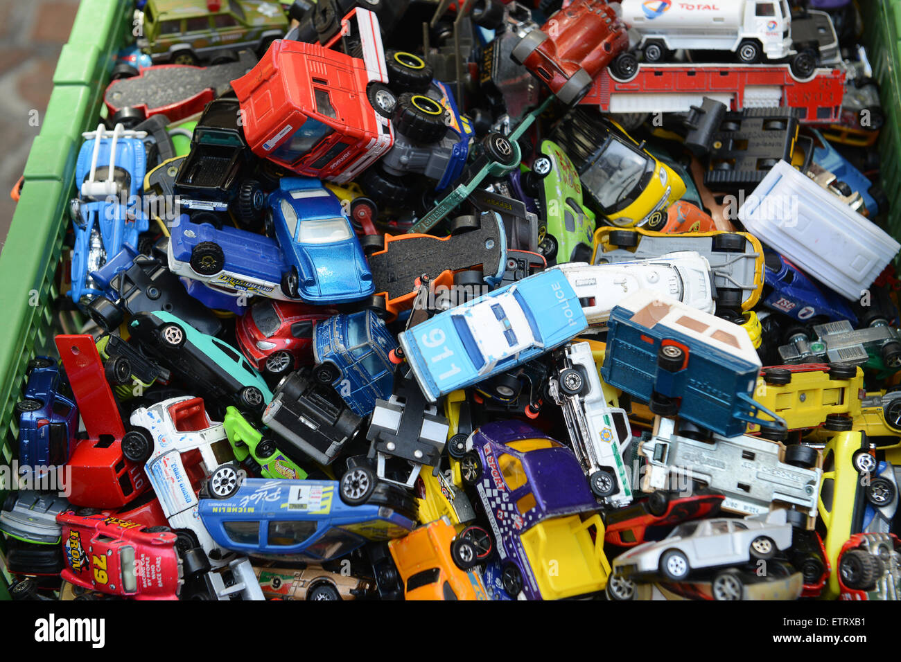 Kinder Spielzeug Spielzeug Modellautos zum Verkauf auf Markt  Stockfotografie - Alamy