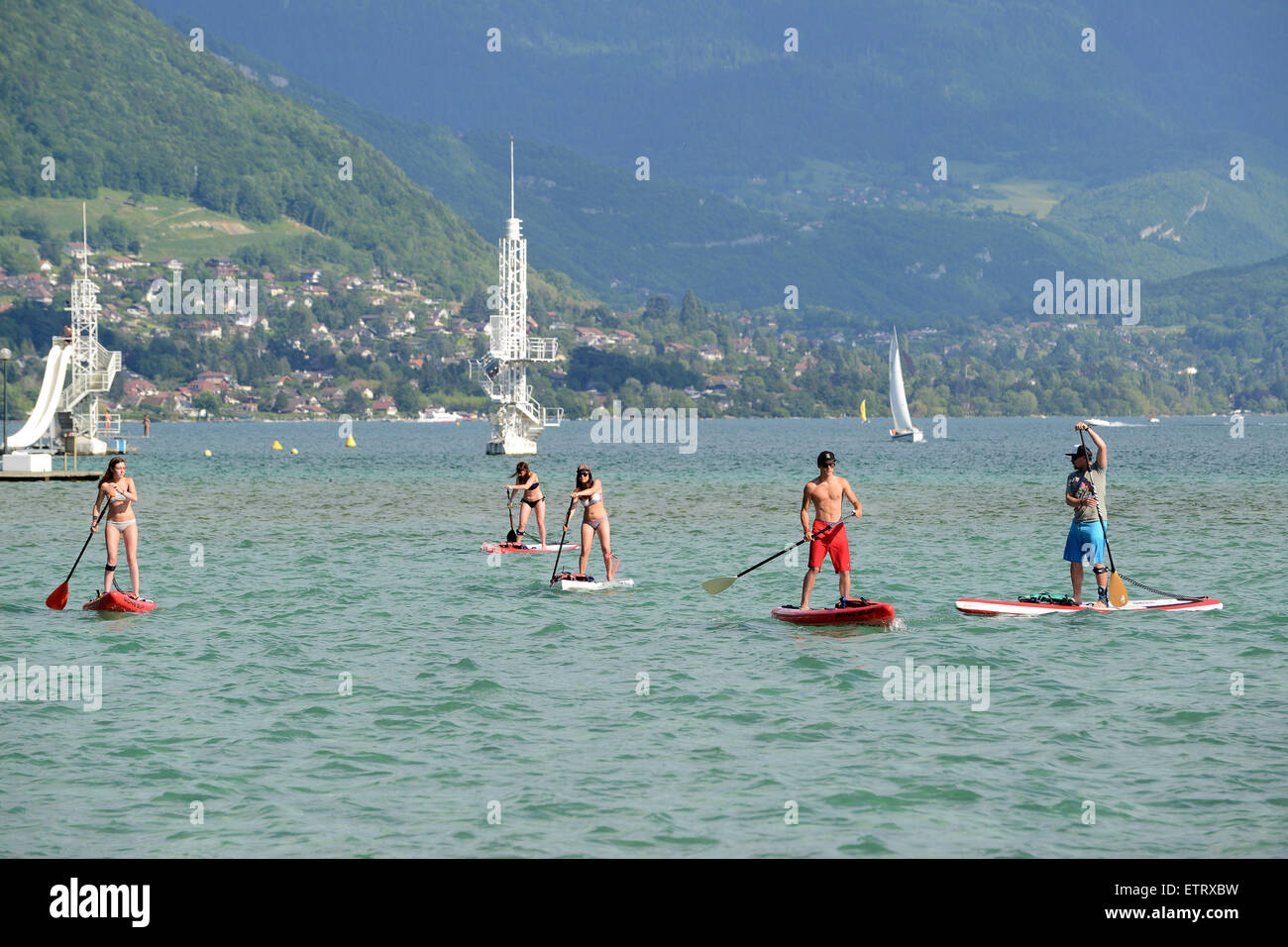 Paddel surfen oder stehend Paddel am Lac d ' Annecy in Frankreich aufstehen Stockfoto