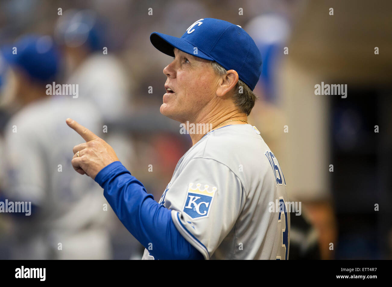 Milwaukee, Wisconsin, USA. 15. Juni 2015. Kansas City Royals Manager Ned Yost #3 weist auf das Dach, da es während der Major League Baseball Spiel zwischen den Milwaukee Brewers und den Kansas City Royals im Miller Park in Milwaukee, Wisconsin eröffnet. John Fisher/CSM/Alamy Live-Nachrichten Stockfoto