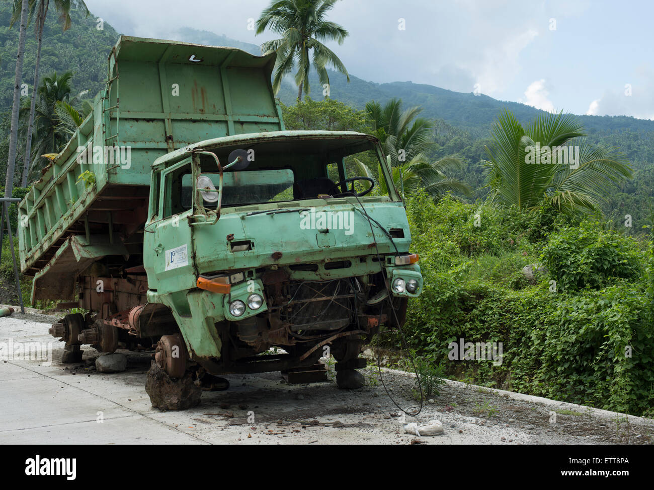 Alte verlassene LKW am Straßenrand auf Camiguin, Philippinen Stockfoto