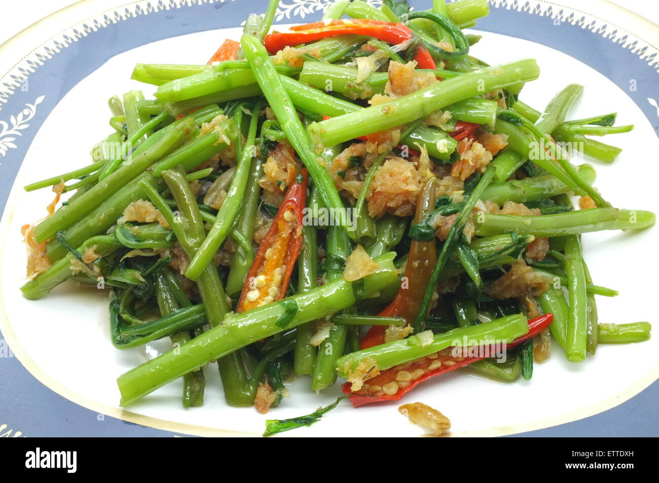Gebratener Wasserspinat rühren / Morning Glory mit trockener Shrimps / Meeresfrüchte, Thai-Küche Stockfoto