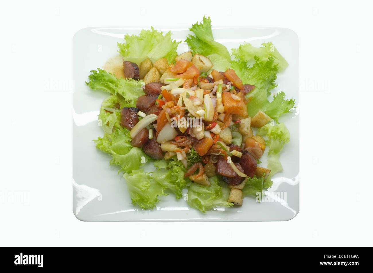 Spicy Thai gemischter Salat mit getrockneten Shrimps, Fisch Ball, Chinesisch Wurst Stockfoto