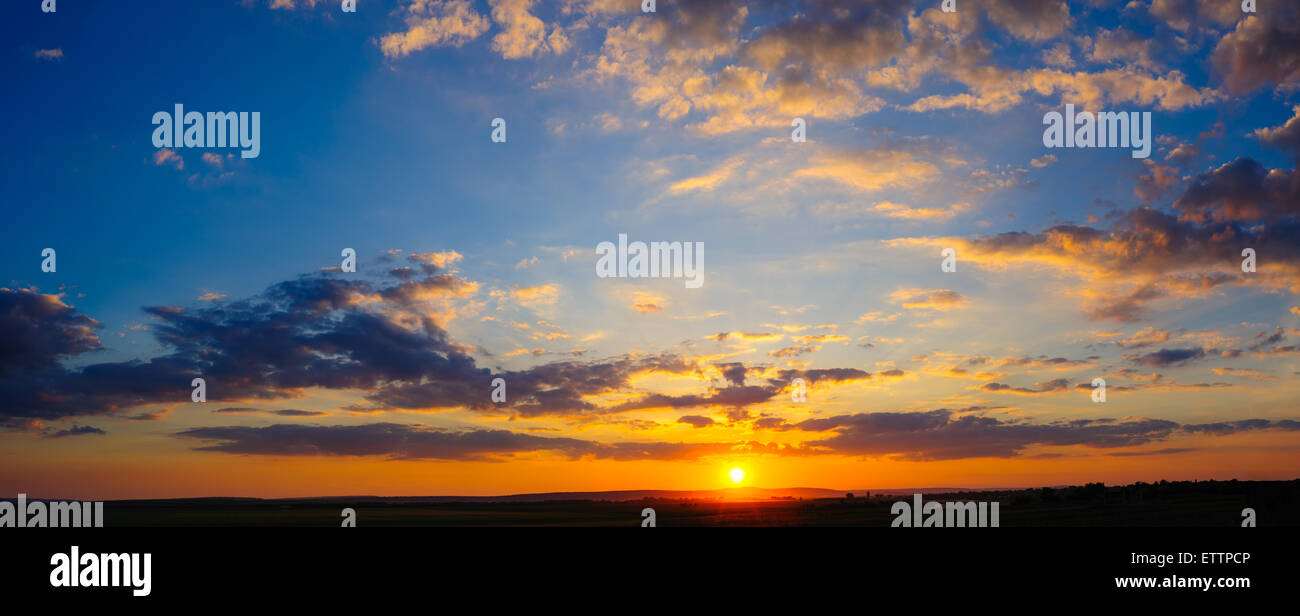 Super hochauflösende bunten dramatischen Sonnenuntergang panorama Stockfoto