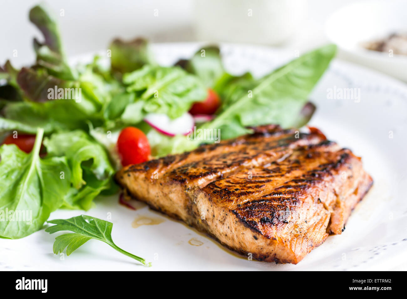 Glasierte Lachs mit Salat mit saure Sahne-dressing Stockfoto