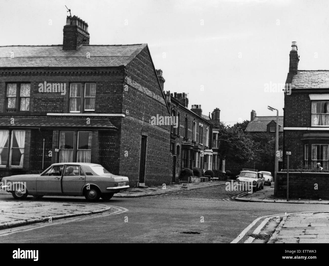 Die weiße Doppellinien in Garden Lane und Park Place, Bootle, in der Nähe des neuen Strang. 6. September 1968. Stockfoto