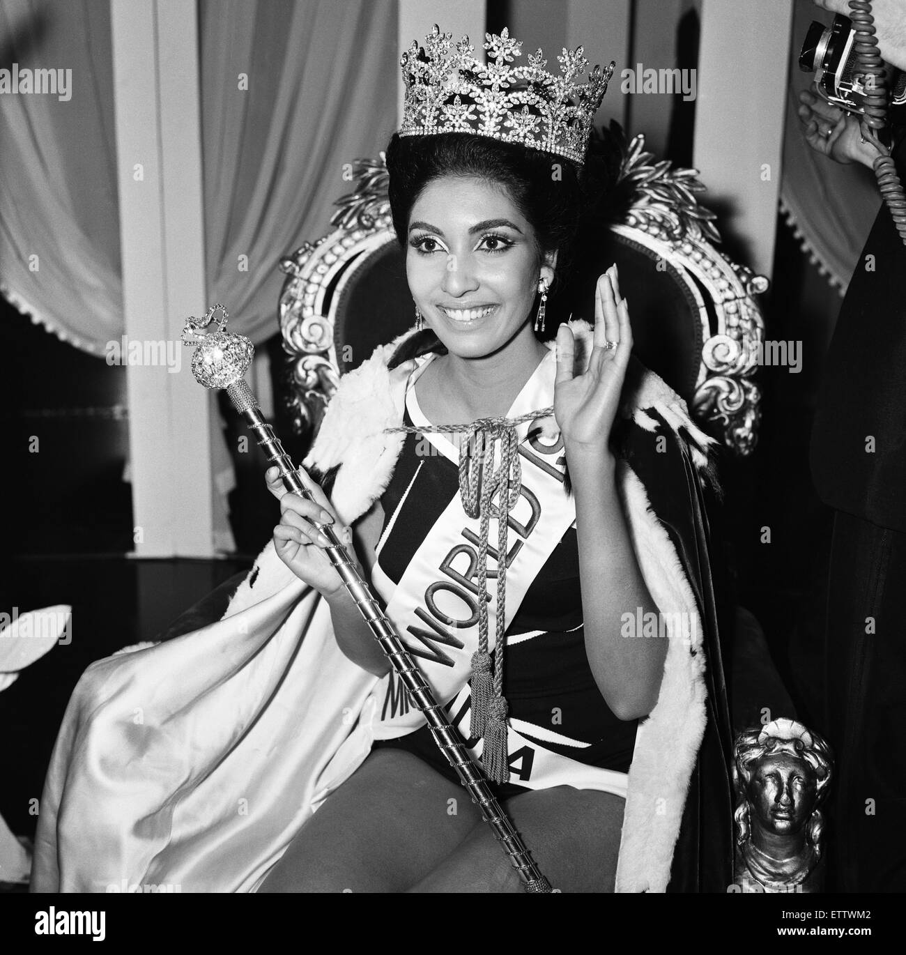 Reita Faria, Miss India ist Miss World 1966 gekrönt.  17. November 1966. Stockfoto