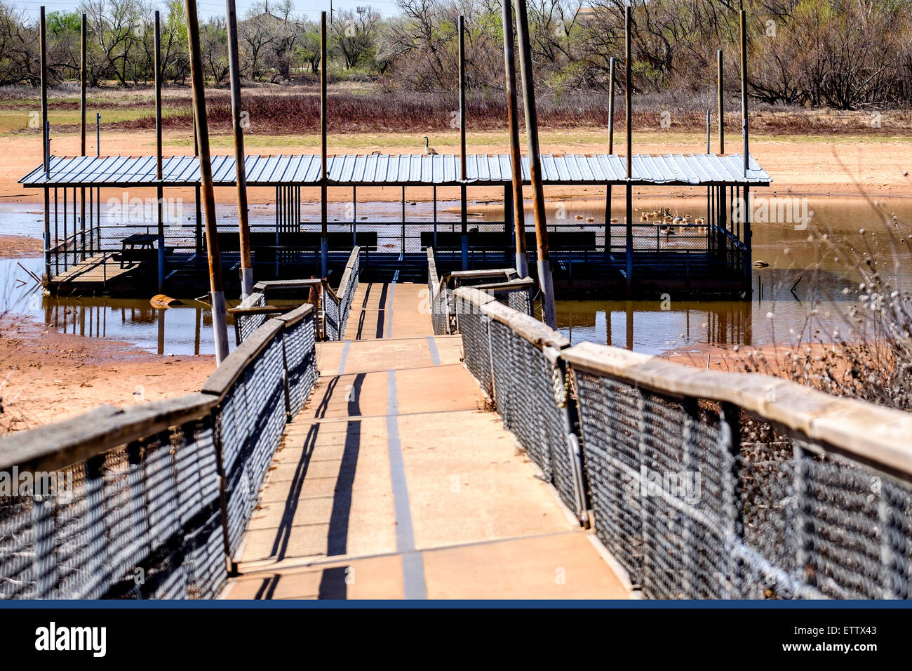 Ein Gangplank führt zu einer Fischerei dock in Dürre heimgesuchten Hefner See in Oklahoma City, Oklahoma, USA. Stockfoto