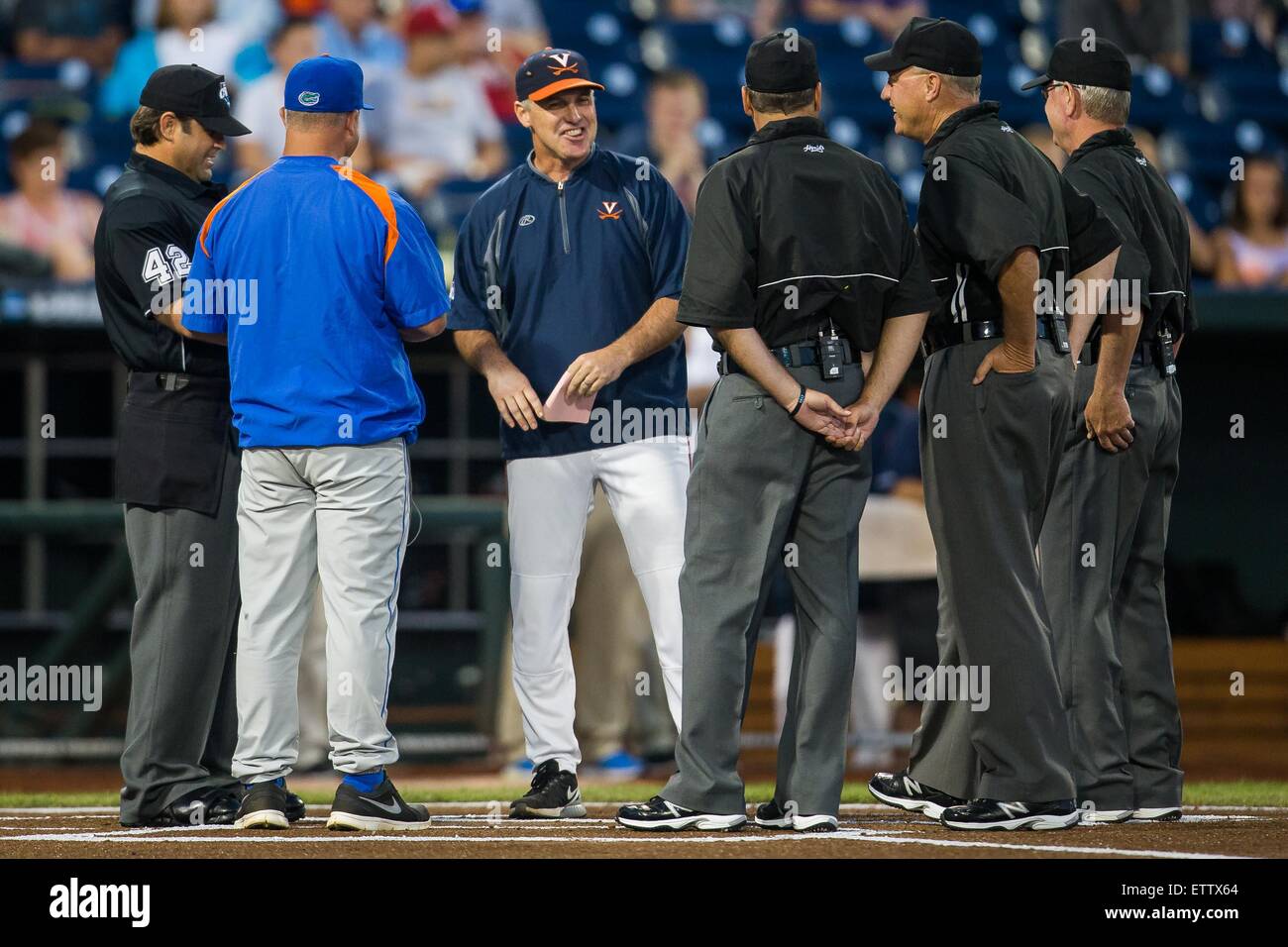 Omaha, NE, USA. 15. Juni 2015. Virginia Cheftrainer Brian O'Connor während pregame Aktion in Spiel 6 der 2015 NCAA Men es College World Series zwischen Virginia Cavaliers und Florida Gators im TD Ameritrade Park in Omaha, NE. Nathan Olsen/Cal Sport Media/Alamy Live-Nachrichten Stockfoto